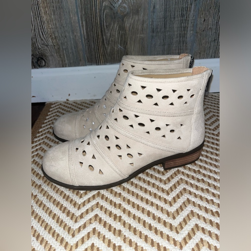 Unbranded cream colored suede lazer cut zip up back size 6 ankle booties nwot